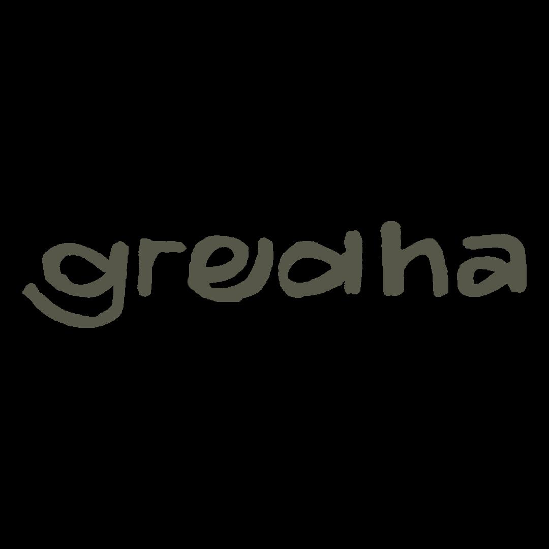 Zapatillas Gredha sobre camino de tierra entre hierba, conectando con la naturaleza